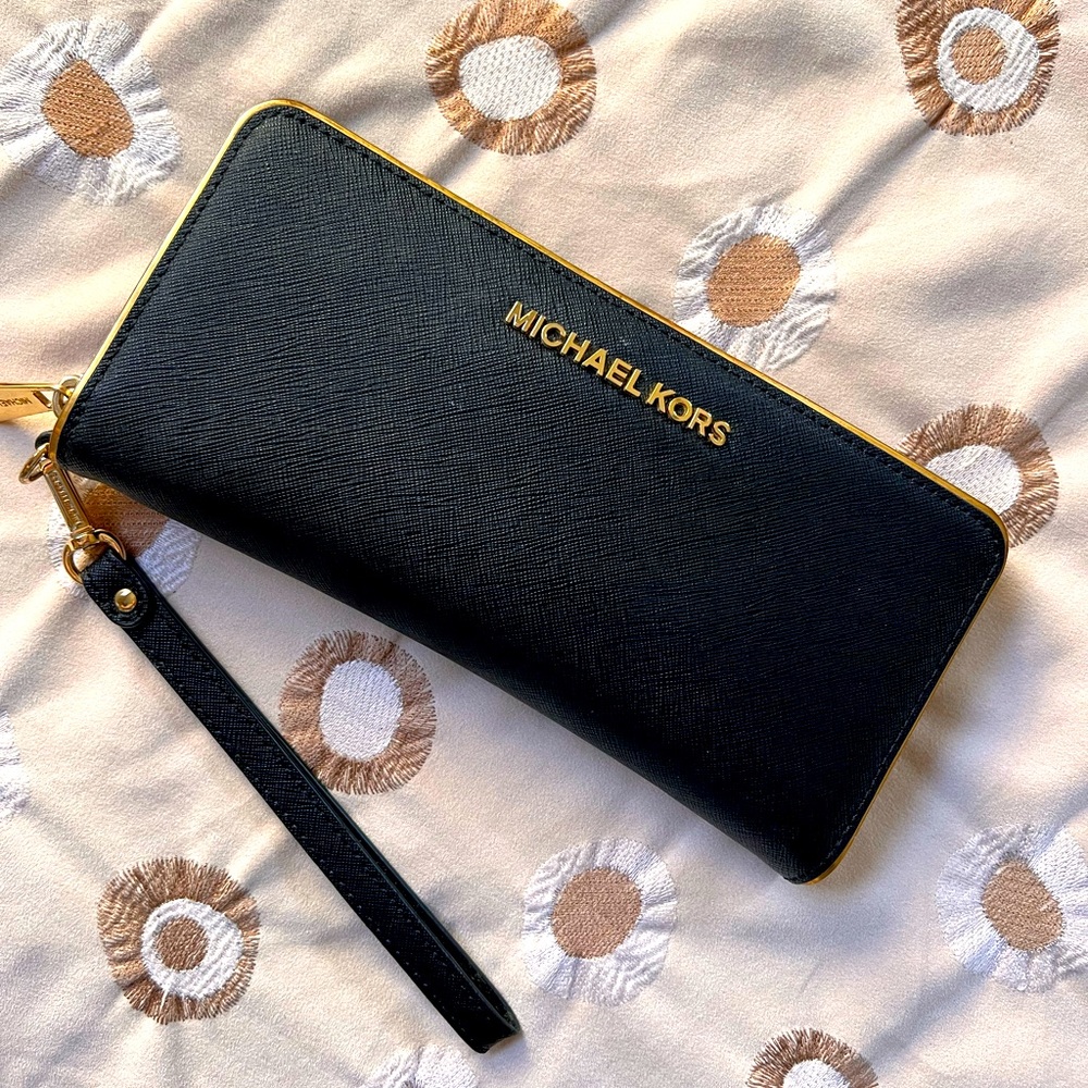 Authentic Michael Kors Continental Wristlet Wallet